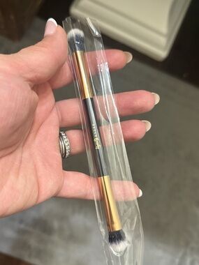 Dual-Ended Makeup Brush with Gold Ferrules